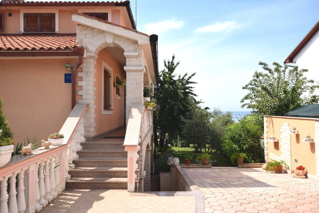 Apartments Petra Баньоле Екстериор снимка