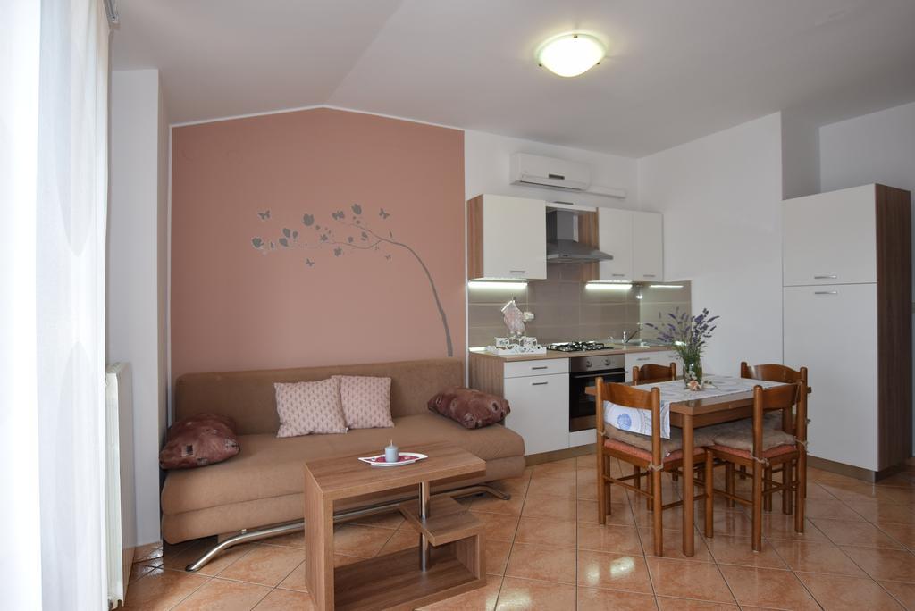 Apartments Petra Баньоле Екстериор снимка